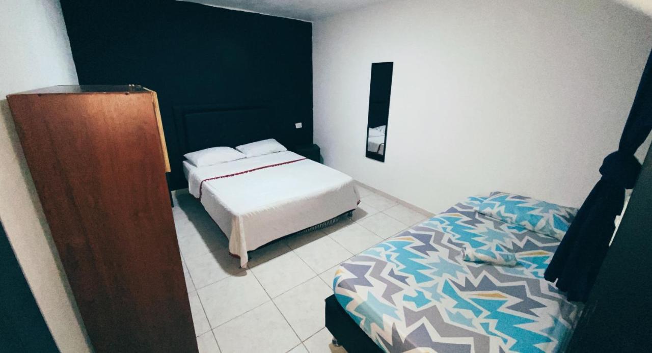 Tiger Hostel Меделин Екстериор снимка